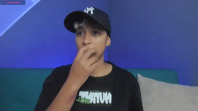 Snapshot of Dominick_jones chatting on 03.04.25 Dominick jones online show from 03.04.25