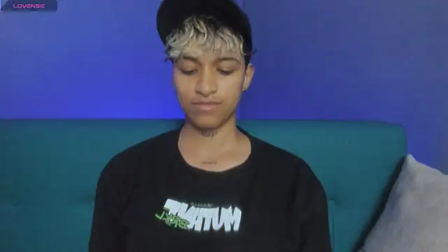 Snapshot of Dominick_jones chatting on 03.05.25 Dominick jones online show from 03.05.25