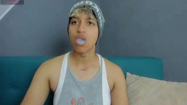 Snapshot of Dominick_jones chatting on 03.08.25 Dominick jones online show from 03.08.25