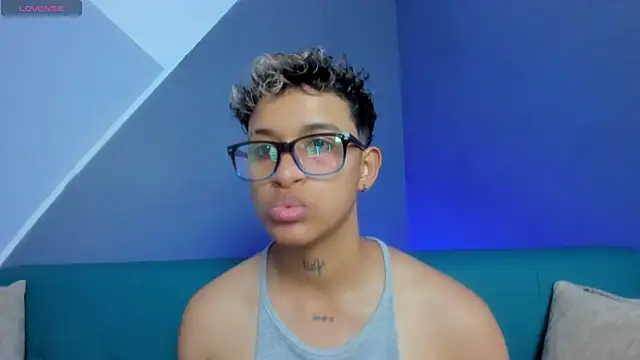 Snapshot of Dominick_jones chatting on 03.17.25 Dominick jones online show from 03.17.25