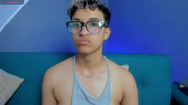 Snapshot of Dominick_jones chatting on 03.18.25 Dominick jones online show from 03.18.25