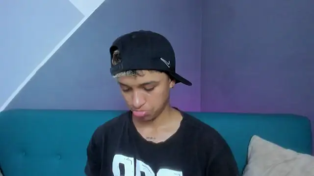 Snapshot of Dominick_jones chatting on 03.19.25 Dominick jones online show from 03.19.25