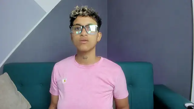 Snapshot of Dominick_jones chatting on 03.20.25 Dominick jones online show from 03.20.25