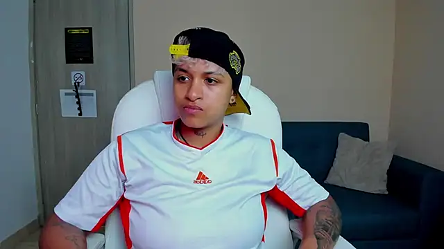 Snapshot of Dominick_jones chatting on 09.10.25 Dominick jones online show from 09.10.25