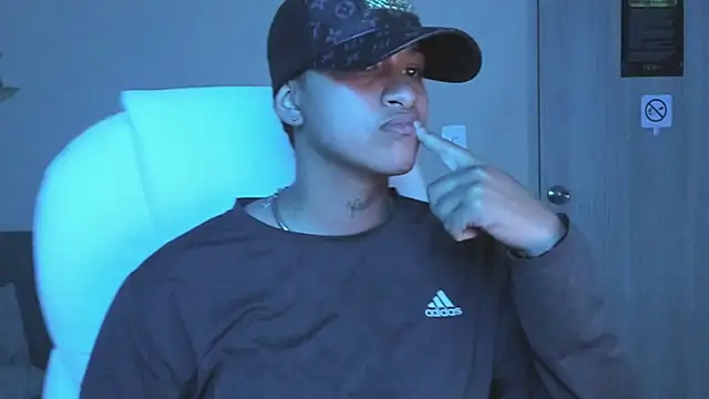 Snapshot of Dominick_jones chatting on 10.06.25 Dominick jones online show from 10.06.25