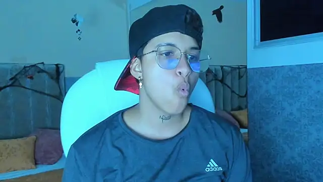 Snapshot of Dominick_jones chatting on 10.15.25 Dominick jones online show from 10.15.25