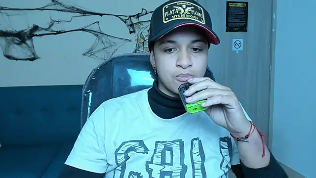 Snapshot of Dominick_jones chatting on 10.21.25 Dominick jones online show from 10.21.25