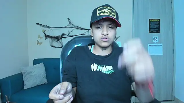 Snapshot of Dominick_jones chatting on 10.28.25 Dominick jones online show from 10.28.25