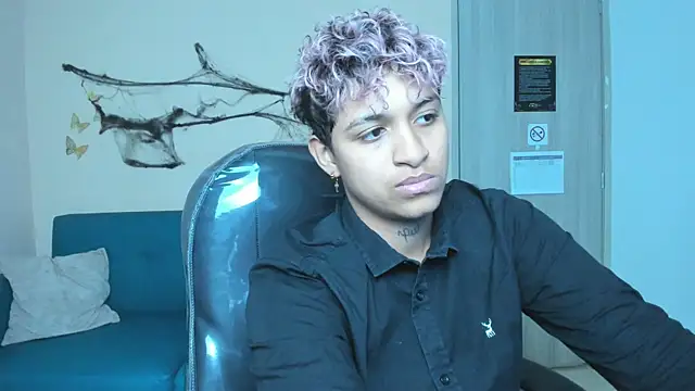 Snapshot of Dominick_jones chatting on 10.31.25 Dominick jones online show from 10.31.25