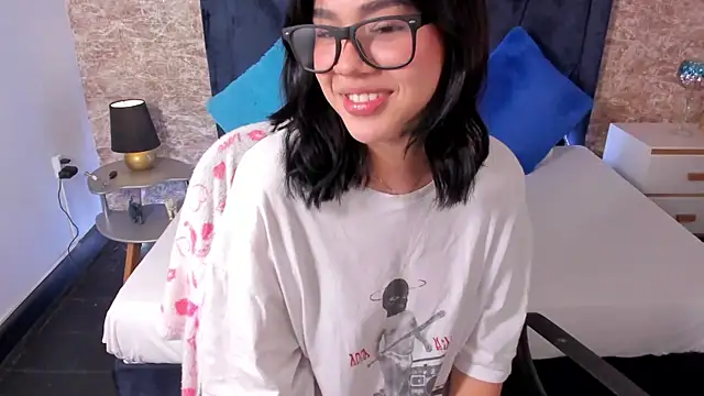 Lily Woodz online show from 03.06.25