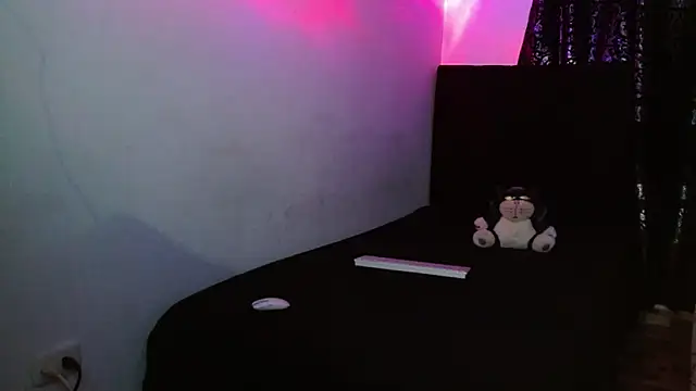 Snapshot of miia-liiam chatting on 11.23.25 miia-liiam online show from 11.23.25