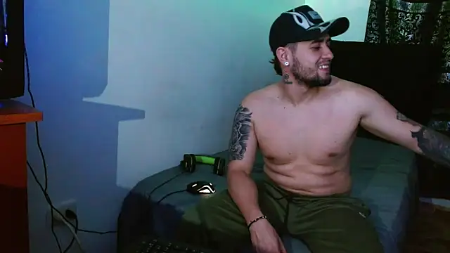 Snapshot of miia-liiam chatting on 12.01.25 miia-liiam online show from 12.01.25