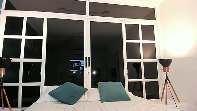 Snapshot of loladupont chatting on 11.06.25 loladupont online show from 11.06.25