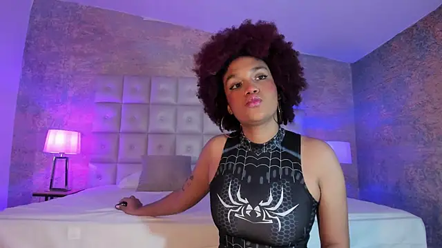 Snapshot of loladupont chatting on 11.17.25 loladupont online show from 11.17.25