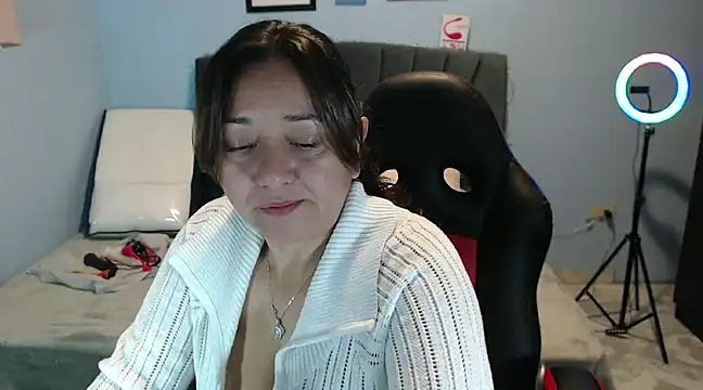 Snapshot of AngelRouss chatting on 01.21.25 AngelRouss online show from 01.21.25