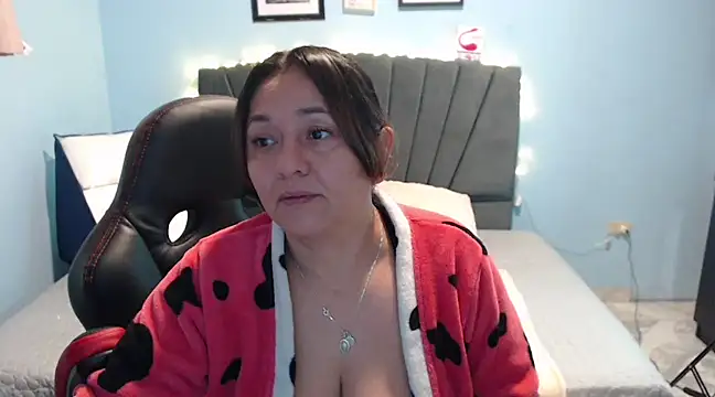 Snapshot of AngelRouss chatting on 02.06.25 AngelRouss online show from 02.06.25