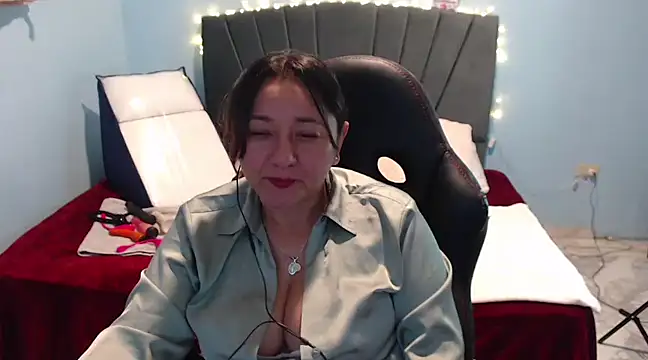 Snapshot of AngelRouss chatting on 02.13.25 AngelRouss online show from 02.13.25
