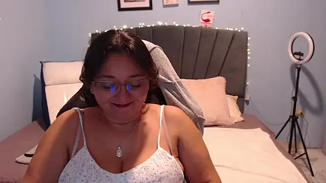 Snapshot of AngelRouss chatting on 02.28.25 AngelRouss online show from 02.28.25