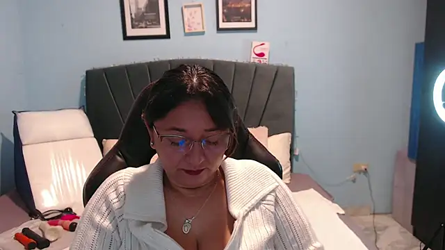 Snapshot of AngelRouss chatting on 03.01.25 AngelRouss online show from 03.01.25