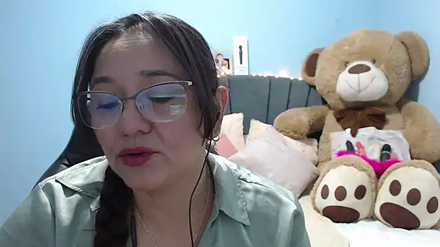 Snapshot of AngelRouss chatting on 09.26.25 AngelRouss online show from 09.26.25