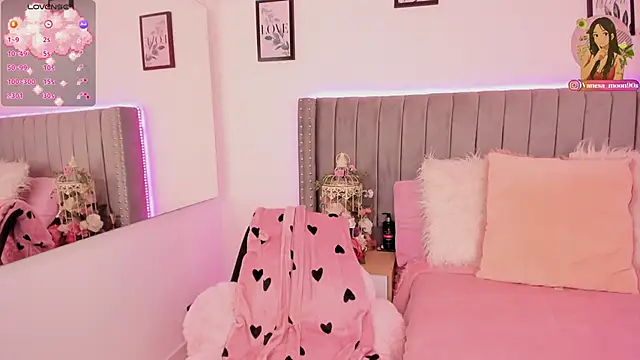 Snapshot of vanesa_moon__ chatting on 12.14.25 vanesa moon online show from 12.14.25