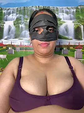 Snapshot of FlatVincy4 chatting on 09.08.25 FlatVincy4 online show from 09.08.25