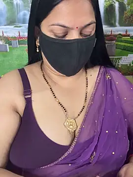 Snapshot of FlatVincy4 chatting on 10.31.25 FlatVincy4 online show from 10.31.25