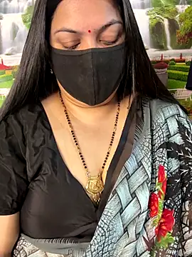 Snapshot of FlatVincy4 chatting on 11.13.25 FlatVincy4 online show from 11.13.25