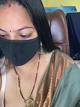 Snapshot of FlatVincy4 chatting on 11.24.25 FlatVincy4 online show from 11.24.25