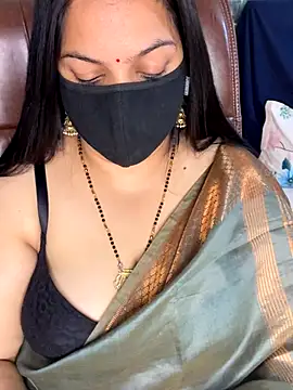 Snapshot of FlatVincy4 chatting on 11.24.25 FlatVincy4 online show from 11.24.25