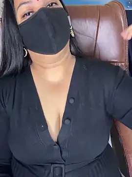 Snapshot of FlatVincy4 chatting on 11.28.25 FlatVincy4 online show from 11.28.25