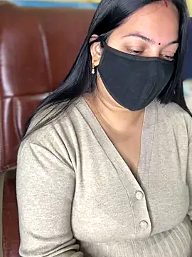 Snapshot of FlatVincy4 chatting on 12.05.25 FlatVincy4 online show from 12.05.25