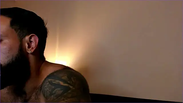 Snapshot of BradLeon_ chatting on 10.06.25 BradLeon  online show from 10.06.25