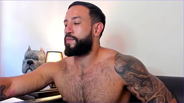 Snapshot of BradLeon_ chatting on 10.07.25 BradLeon  online show from 10.07.25