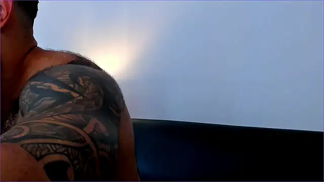 Snapshot of BradLeon_ chatting on 10.16.25 BradLeon  online show from 10.16.25