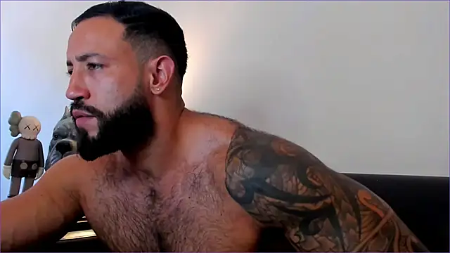 Snapshot of BradLeon_ chatting on 10.17.25 BradLeon  online show from 10.17.25