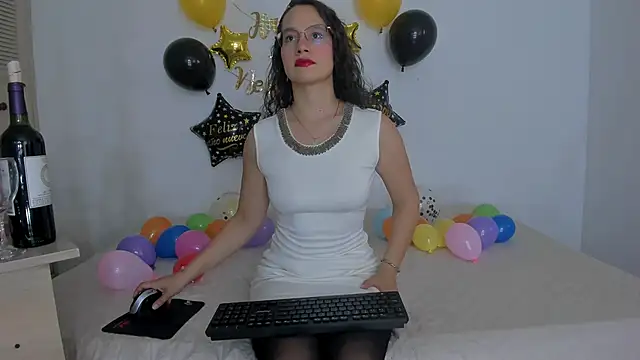 emmaTorres1 online show from 12.30.24