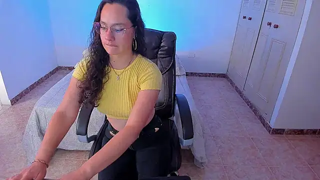 emmaTorres1 online show from 01.18.25