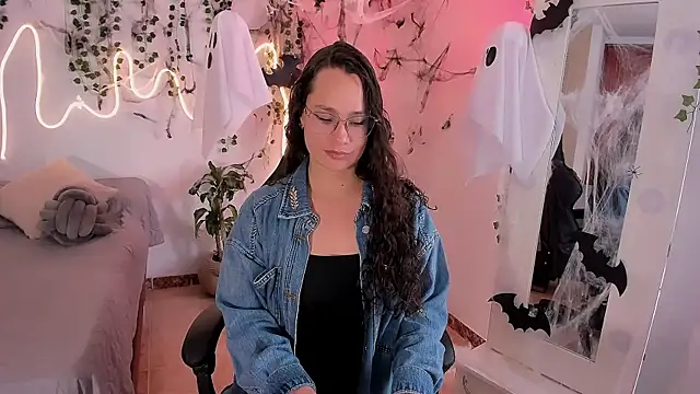 emmaTorres1 online show from 10.22.25