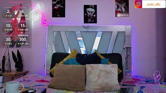 Snapshot of supradoll chatting on 10.29.25 supradoll online show from 10.29.25