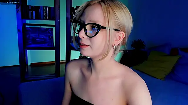 Snapshot of forget_me_not_eve chatting on 03.15.25 forget me not eve online show from 03.15.25