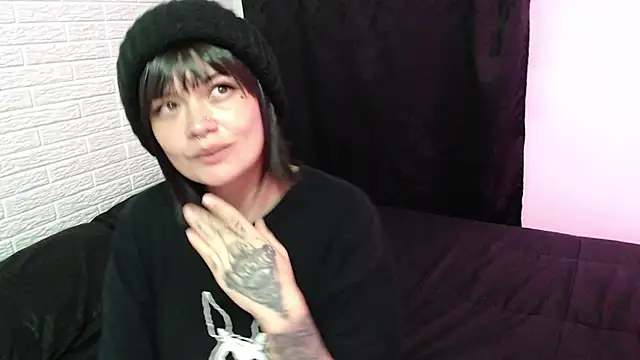 Snapshot of rousstattoo chatting on 12.29.24 rousstattoo online show from 12.29.24