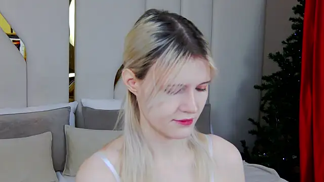 Snapshot of NellieLoyns chatting on 12.16.25 NellieLoyns online show from 12.16.25