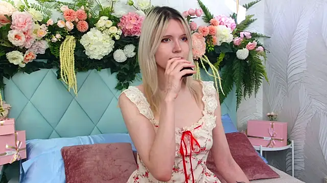 Snapshot of NellieLoyns chatting on 12.22.25 NellieLoyns online show from 12.22.25