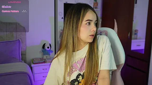 Snapshot of Hannah-Rose chatting on 12.02.25 Hannah-Rose online show from 12.02.25