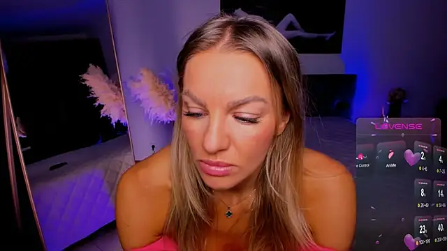 Snapshot of Oliva_Candy chatting on 11.09.25 Oliva Candy online show from 11.09.25