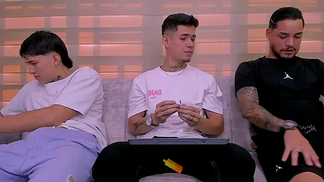 Snapshot of hell_twink chatting on 12.24.24 hell twink online show from 12.24.24