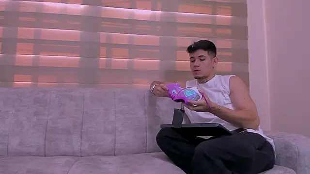 Snapshot of hell_twink chatting on 01.13.25 hell twink online show from 01.13.25