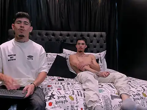 Snapshot of hell_twink chatting on 02.15.26 hell twink online show from 02.15.26