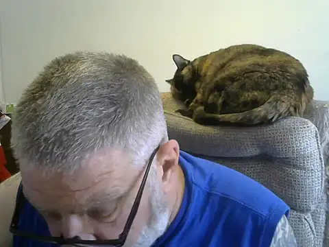 Snapshot of viejo_oso chatting on 10.05.25 viejo oso online show from 10.05.25